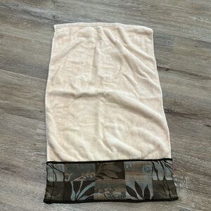 NWOT croscill homes hand towel. 26inx15 in